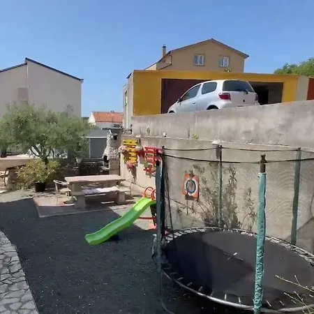 Lilly With Outdoor Trampoline And Grill Appartamento Krk Town