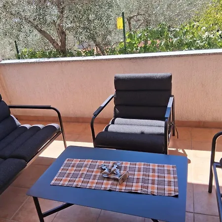Lilly With Outdoor Trampoline And Grill Apartman Krk Town